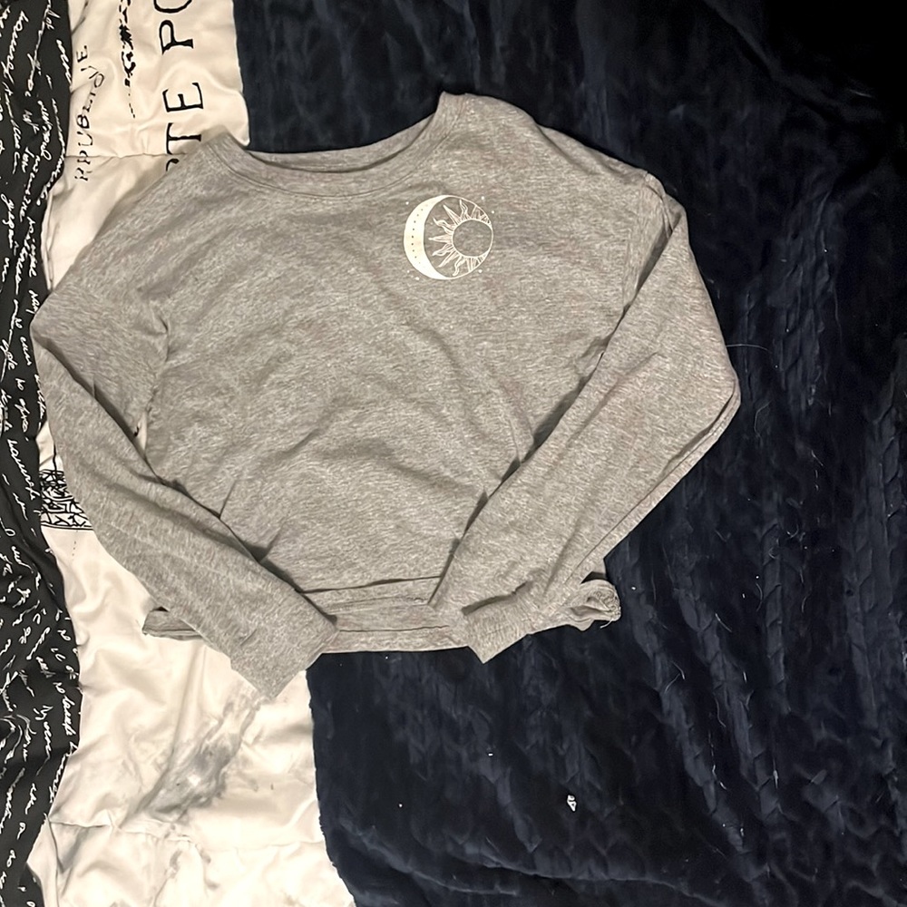 Grey sun style long sleeve sweater.